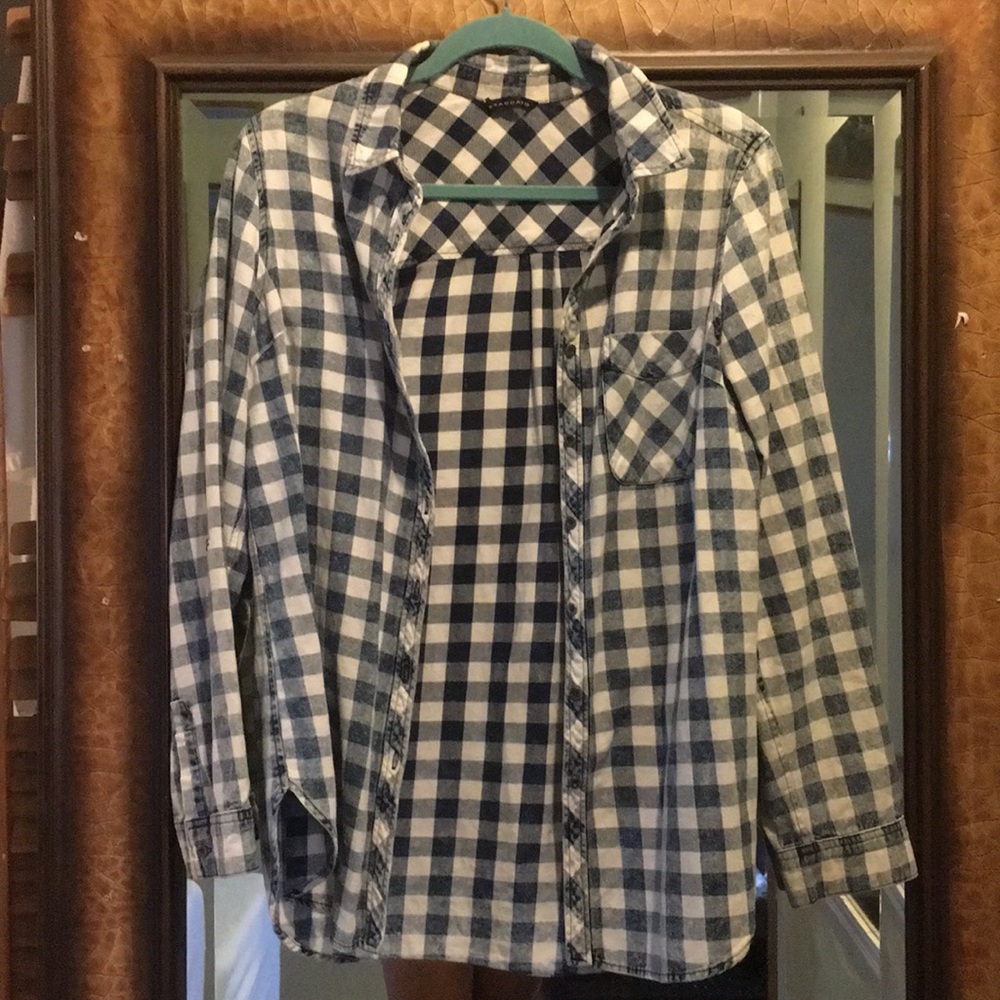 Blue/navy plaid long sleeve 👩🏻‍🌾🧢